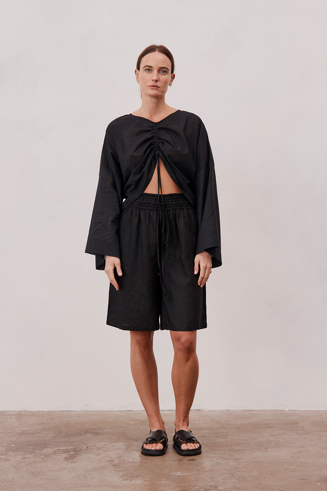 NIKKO LINEN SHORT BLACK