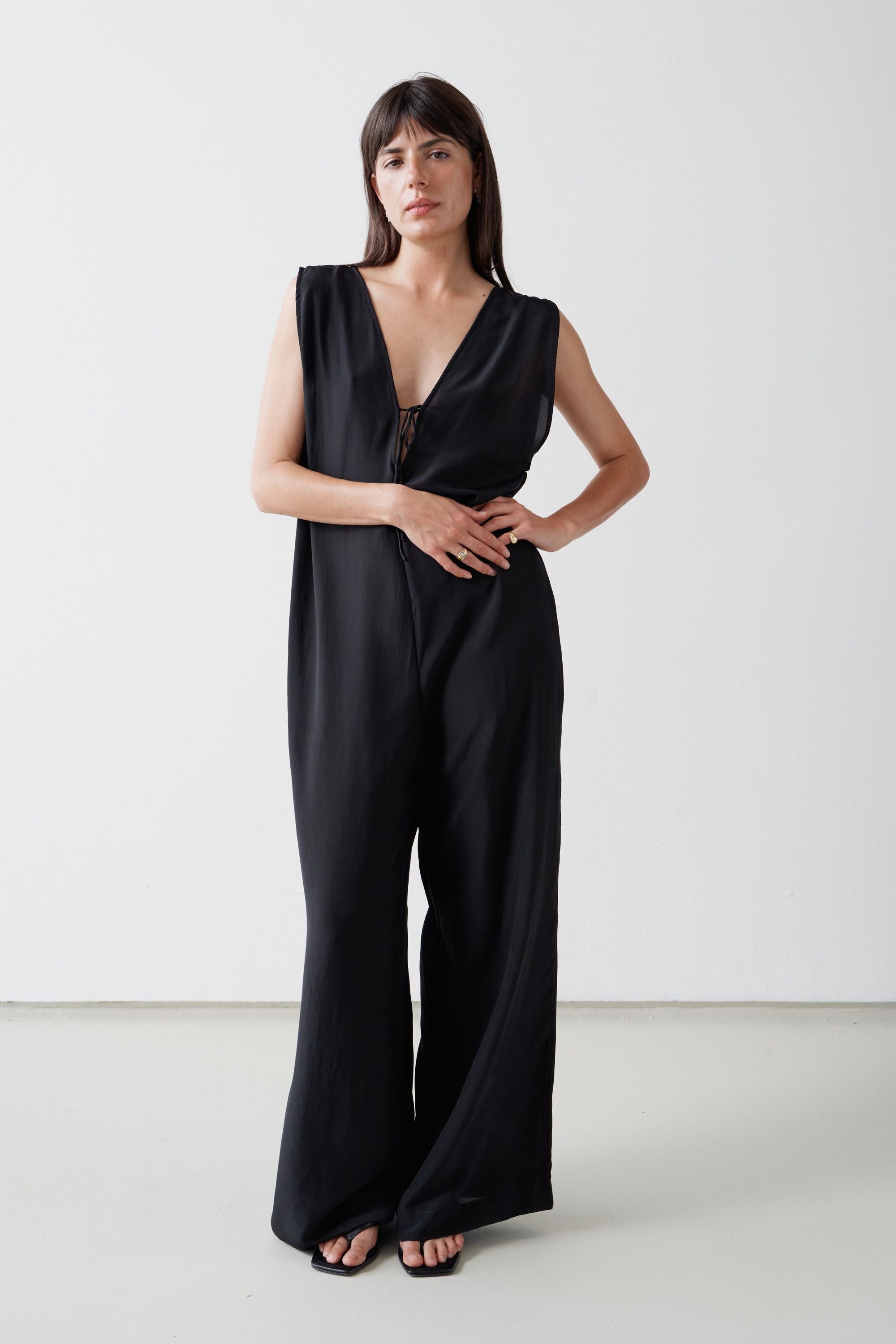 MEER. V NECK JUMP SUIT ブラック Valentina Silk Wide Leg Jumpsuit, Black | 100% Silk