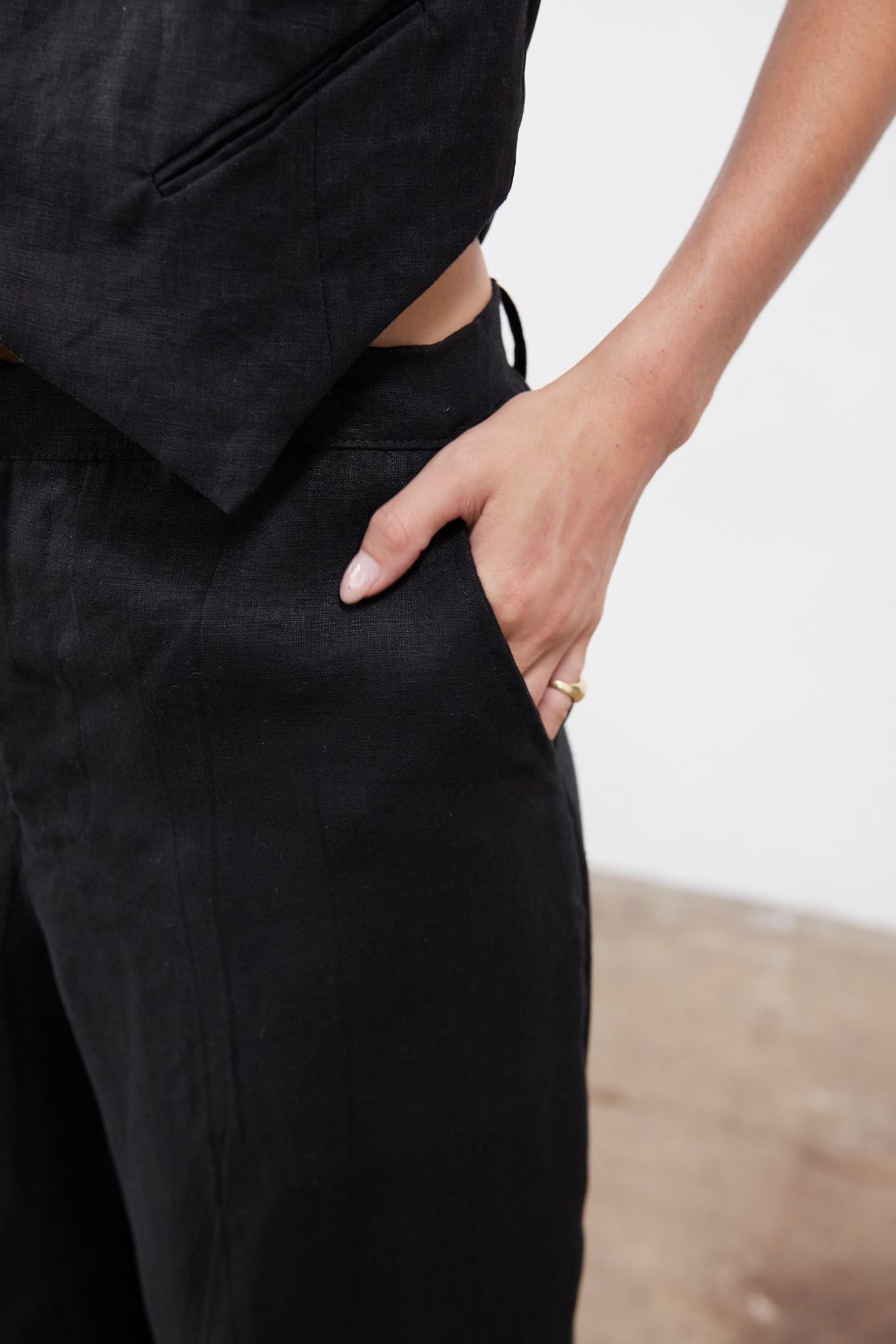 Rune Tailored Linen Pant Black